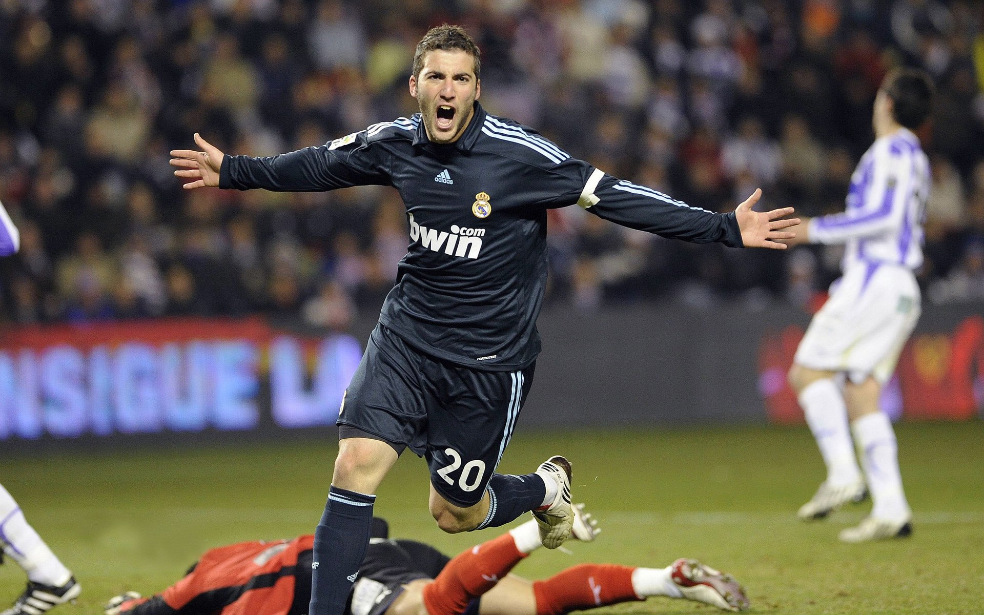 赛道传奇，阿隆索驾驭阿斯顿马丁，刷新纪录完胜红牛